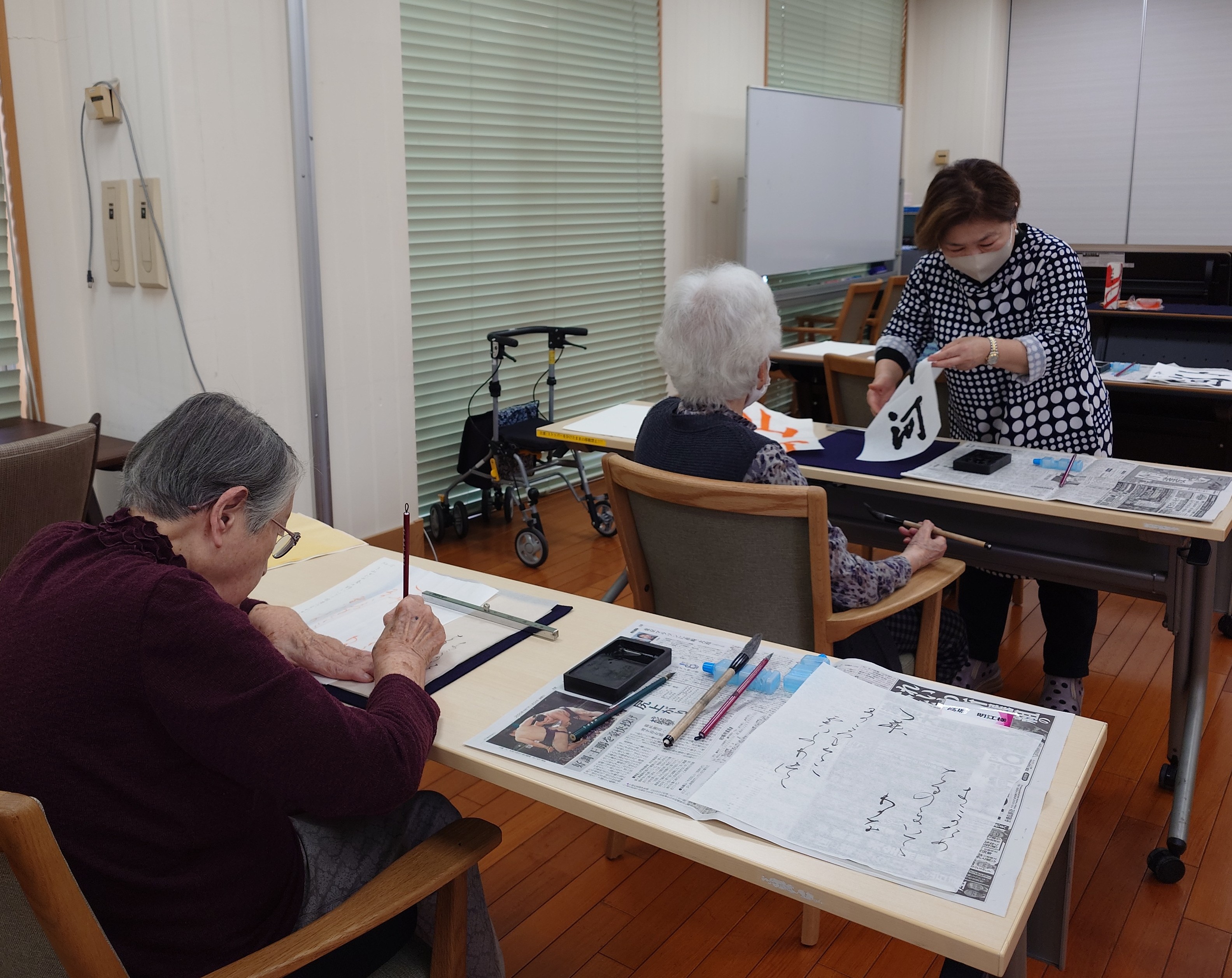 月に2回各々のレベルに合わせ、漢字や仮名、詩文書で季節の言葉などのお手本で楽しんでお稽古しています。